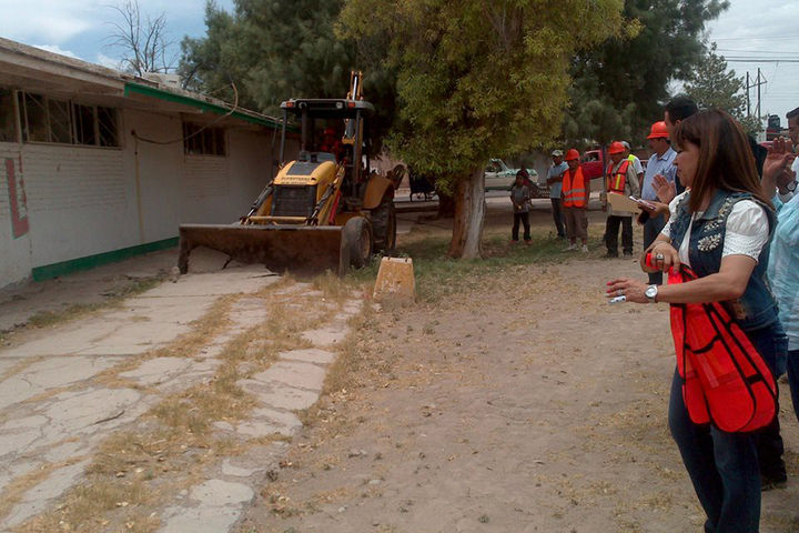 Más obras. Avanzan trabajos de mejoramiento de infraestructura urbana en la región de Ceballos, municipio de Mapimí.