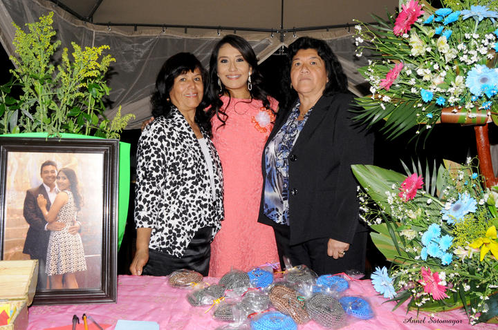 Sra. Martha Martínez Nevárez y su futura suegra, la Sra. María Eugenia Chang Ríos, fueron las organizadoras de esta bonita celebración.