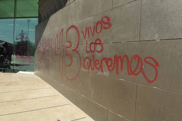 El edificio de la presidencia de Torreón fue objeto de daños en sus muros con 'pintas', realizadas con aerosol, que tenían diferentes mensajes, así como un vidrio doble que fue quebrado con piedras. (ARCHIVO)