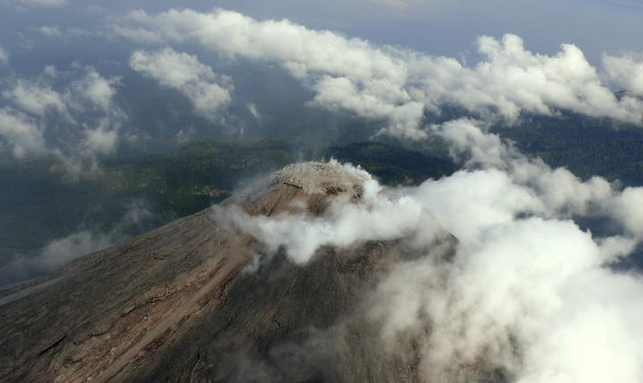De acuerdo con los reportes finales de la explosión que registró el Volcán de Colima, la fumarola superó cinco kilómetros de altura. (ARCHIVO)