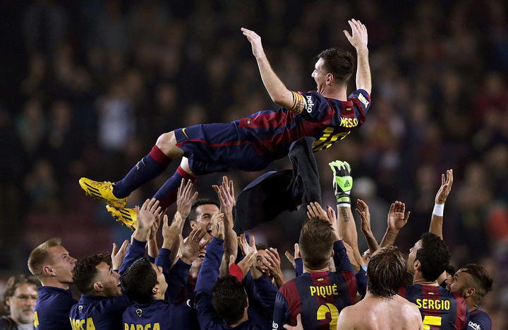 Con goles a los 21, 72 y 78 minutos, Messi rebasó la mítica cifra de 251 dianas de Telmo Zarra en su 289no cotejo liguero. (EFE)
