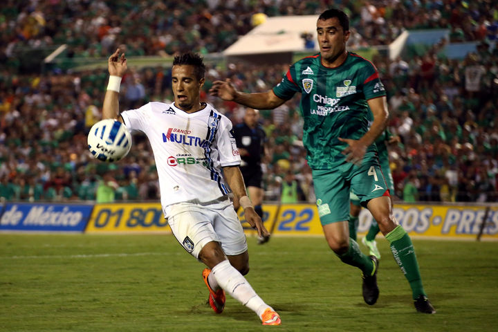 Jaguares de Chiapas derrotó anoche a Gallos Blancos de Querétaro 2-1 en partido correspondiente a la fecha 17 y última del torneo. Ronaldinho no estará en la liguilla