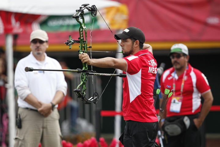  El mexicano Julio Fierro apunta su último disparo, con el que logró el oro en los Juegos Centroamericanos. 