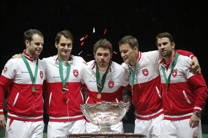 El equipo de Suiza de Copa Davis posa junto al trofeo de campeones del torneo de 2014. (EFE)