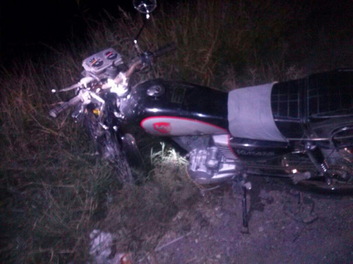 Accidente. El cuerpo y la motocicleta estaban a un lado de la carretera.