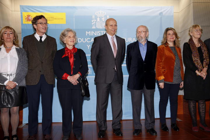 En el Ministerio español de Cultura y en compañía de la ganadora del premio el año pasado, la mexicana Elena Poniatowska, Wert anunció el nombre del ganador de ese prestigioso premio, dotado de 125 mil euros. (EFE)
