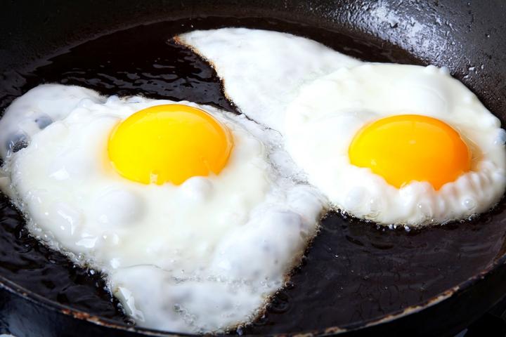 Se recomienda evitar su consumo diario, evitar en lo posible los huevos cocidos, buscar huevos orgánicos pasteurizados, y consumir solo la clara retirando la yema. (ARCHIVO)