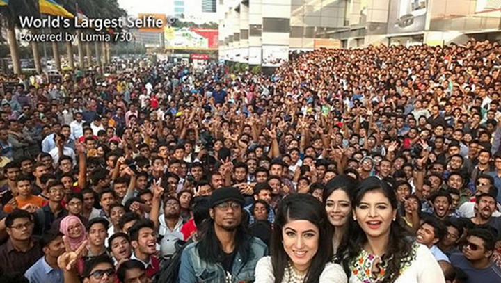 En el selfie aparecieron más de un millar de personas. (INTERNET)