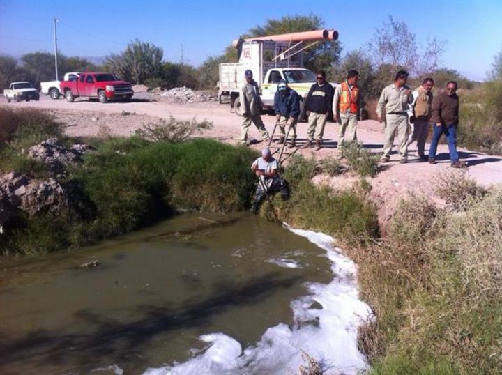 El derrame de agua para usos agrícolas que tiene sólo un tratamiento, ocurrió en el tramo de la carretera Torreón-Matamoros-Villas Santa Fe, en una extensión de tres kilómetros. (El Siglo de Torreón)
