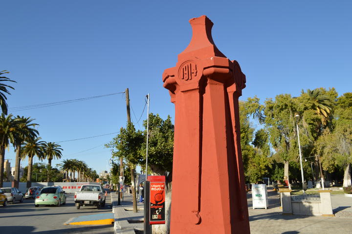 Los pilares de cantera de los accesos principales fueron cubiertos de pintura roja, esto a pesar de que se trataba de piezas originales de principios del Siglo XX. (EL SIGLO DE TORREÓN)