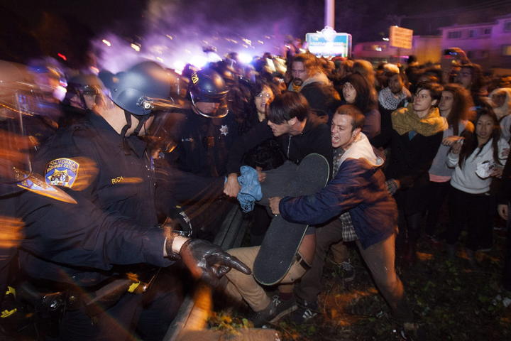 Los manifestantes se enfrentaron con la policía. (EFE) 
