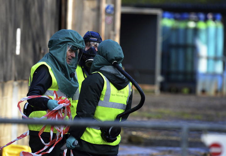 Técnicos ataviados con trajes protectores en una granja en el que se ha registrado un caso de gripe aviar en Nafferton, Yorkshire Oriental (Reino Unido). (EFE)