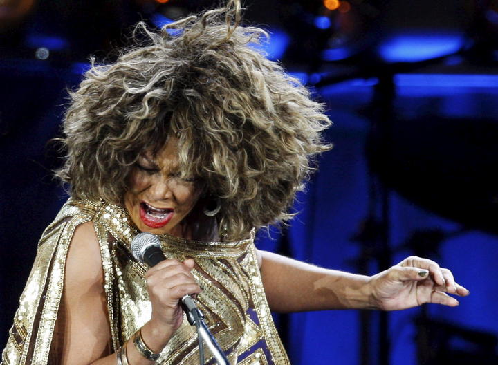 La cantante Tina Turner 'La Reina del Rock', quien adoptó la nacionalidad suiza y ha logrado vender más de 180 millones de discos en todo el mundo, celebra este miércoles 75 años de vida, retirada de los escenarios. (ARCHIVO)