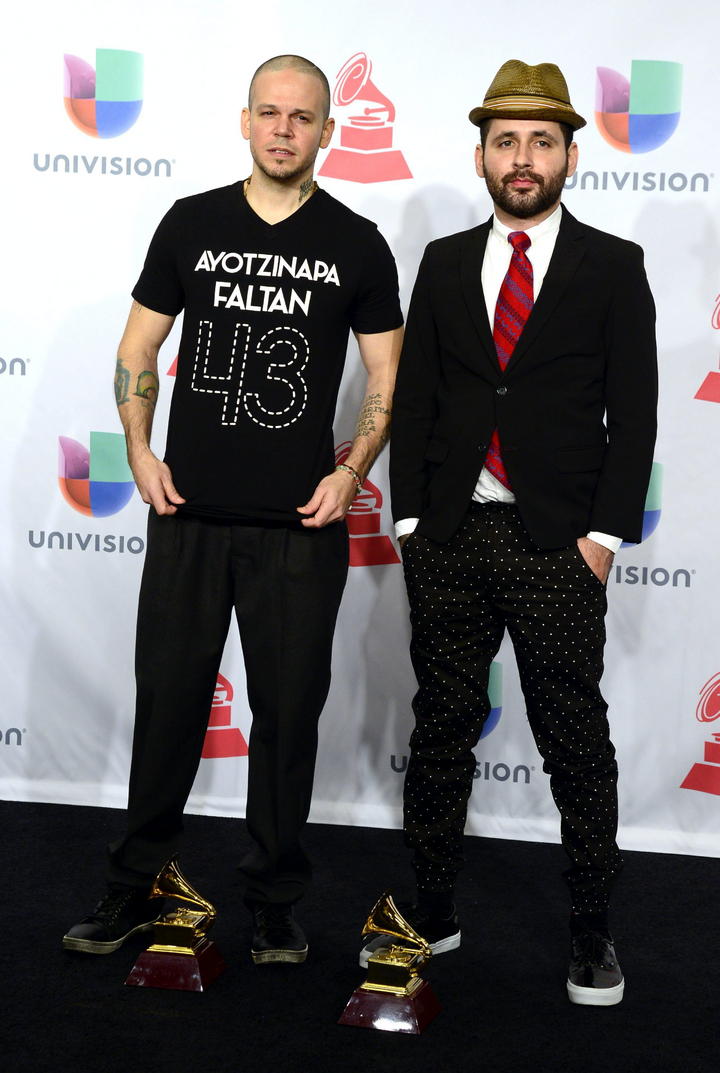 René Pérez, vocalista de Calle 13, portó la playera con la leyenda 'AYOTZINAPA, FALTAN 43' durante la ceremonia del Grammy Latino. (EFE)