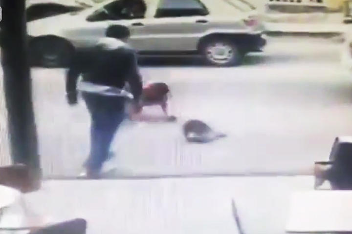 El sujeto se termina impactando violentamente contra un coche al intentar darse a la fuga. (YouTube)