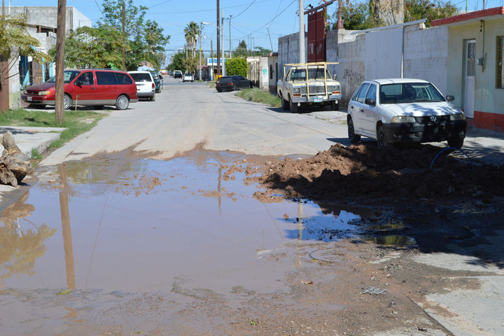 Piden soluciones.  Habitantes de la colonia Aviación de Torreón aseguran que hay trabajos pendientes en drenaje por todo el sector.