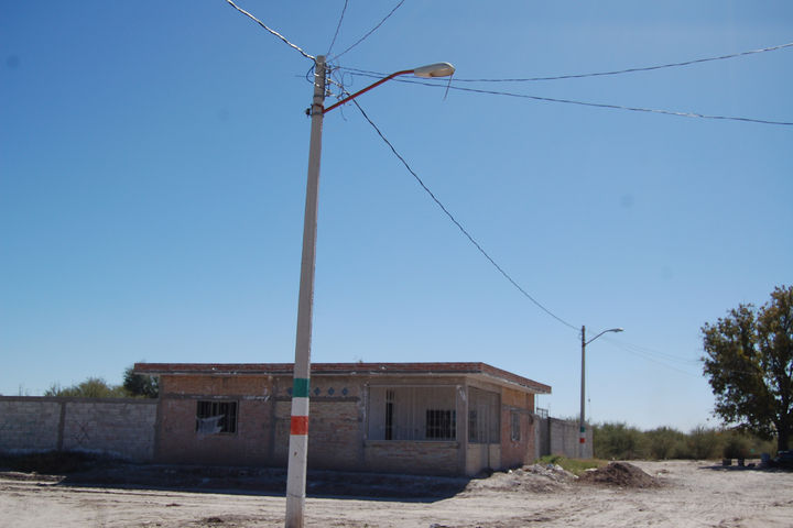 Alumbrado. Con las lámparas que les dará Torreón se espera corregir en un 80 por ciento el rezago en alumbrado público. (EL SIGLO DE TORREÓN/ MARY VÁZQUEZ)