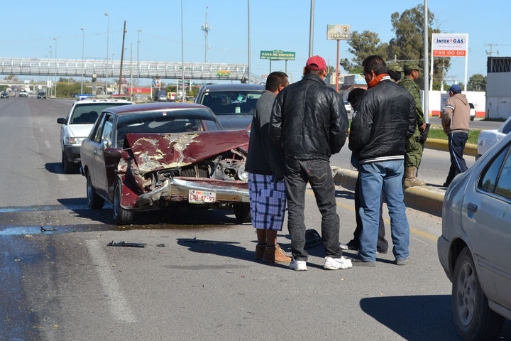 Imprudencia. La colisión dejó sólo daños materiales, ya que los conductores no sufrieron lesiones de consideración.
