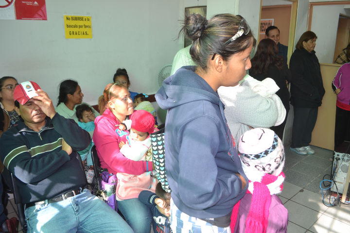Consultas. Se improvisó una sala de espera al interior de Salud Municipal para no agravar los padecimientos de la población. 