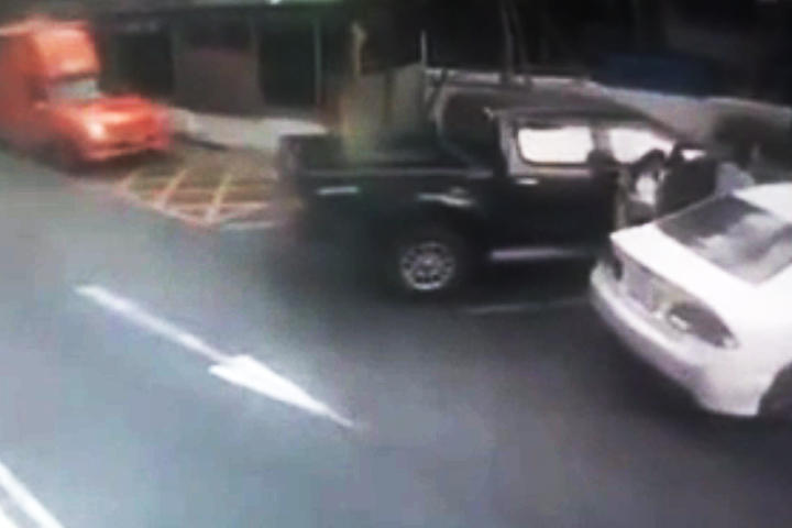 Una cámara externa al complejo comercial captó el momento en que el coche cae desde las alturas. (YouTube)