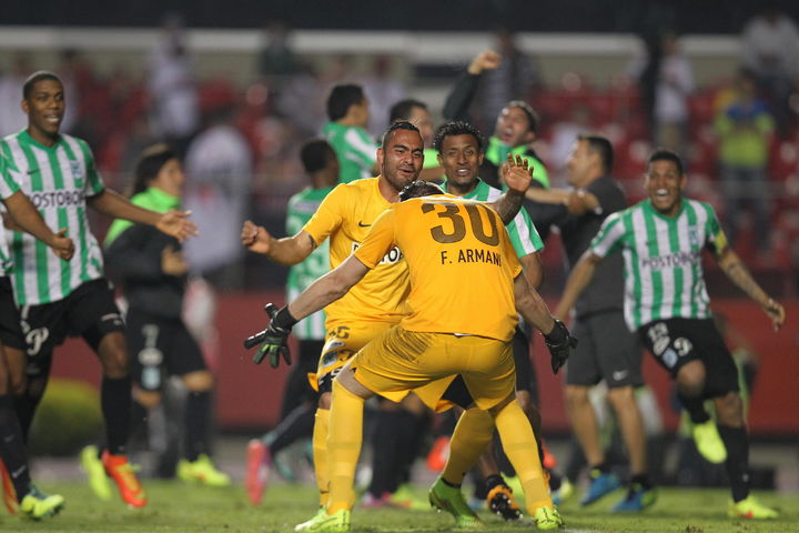 Los jugadores de Nacional celebran la victoria ante Sao Paulo tras la tanda de penaltis en las semifinales de la Copa Sudamericana. Atlético Nacional, finalista de la Copa Sudamericana 