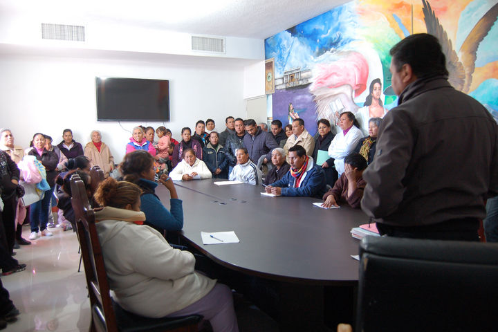 Pliego.Antorchistas de varias comunidades acudieron a la presidencia
municipal para entregar un pliego petitorio. (EL SIGLO DE TORREÓN/ MARY VÁZQUEZ)
