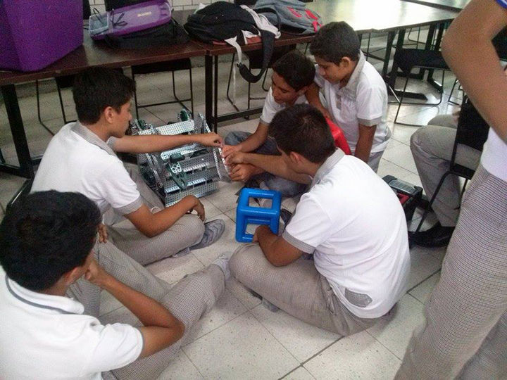 Educación. Alumnos de secundarias de Gómez Palacio participaron en el torneo Vex Reeduca del programa de Robótica. 