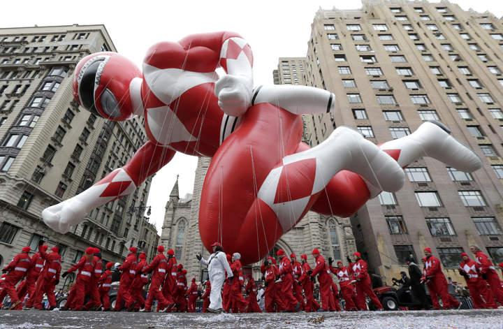 El espectáculo del jueves contó con seis nuevos globos gigantes, incluidos Thomas the Tank Engine, el oso Paddington y el Red Mighty Morphin Power Ranger. (AP)
