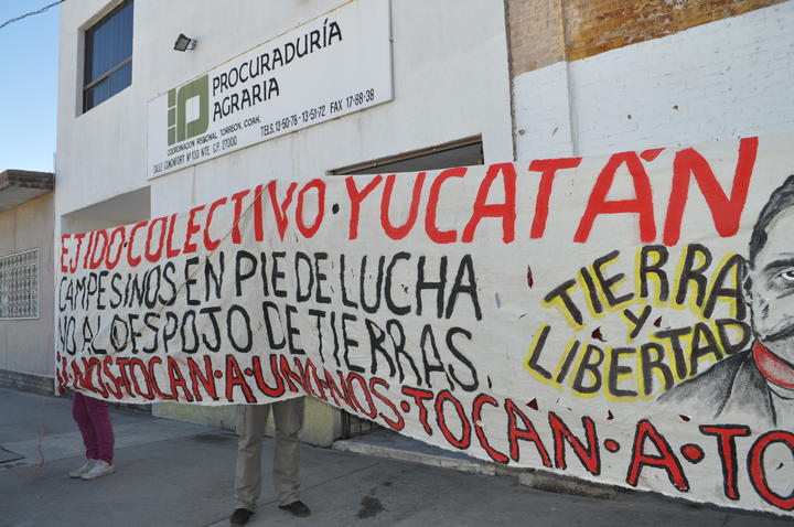 La protesta arrancó a las 10:00 horas con pancartas y mantas afuera de la oficina.  (El Siglo de Torreón)