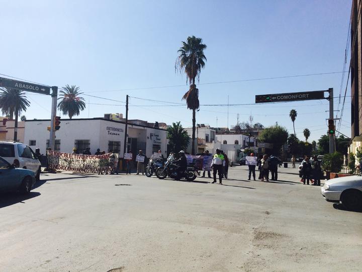 Los manifestantes bloquearon después la calle Abasolo. (El Siglo de Torreón)
