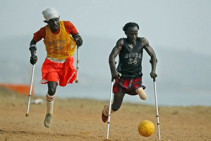 En los cinco continentes, personas que cuentan con alguna discapacidad o que han sufrido algún accidente han integrado selecciones para jugar futbol. (EFE)