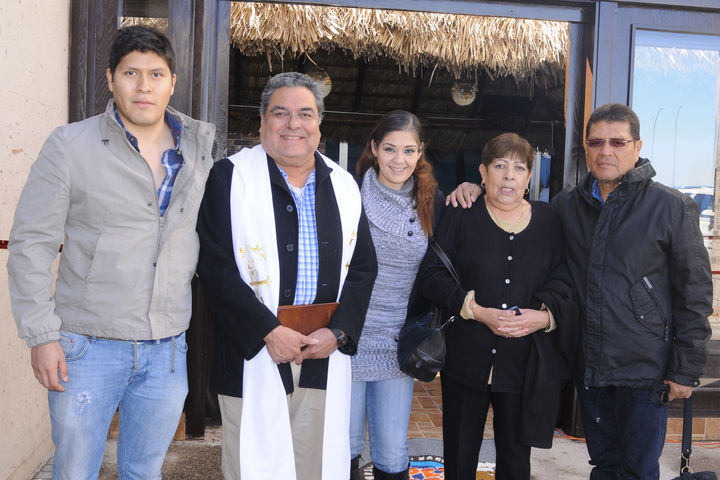 Ángel Zúñiga, Pbro. Gerardo Zataráin, Anahí Contreras, María Estela Vázquez y José Zúñiga.
