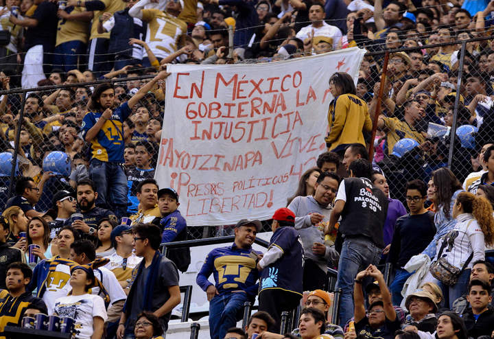 La porra de Pumas sacó una manta en referencia a los 43 estudiantes desaparecidos de Ayotzinapa. (El Universal)