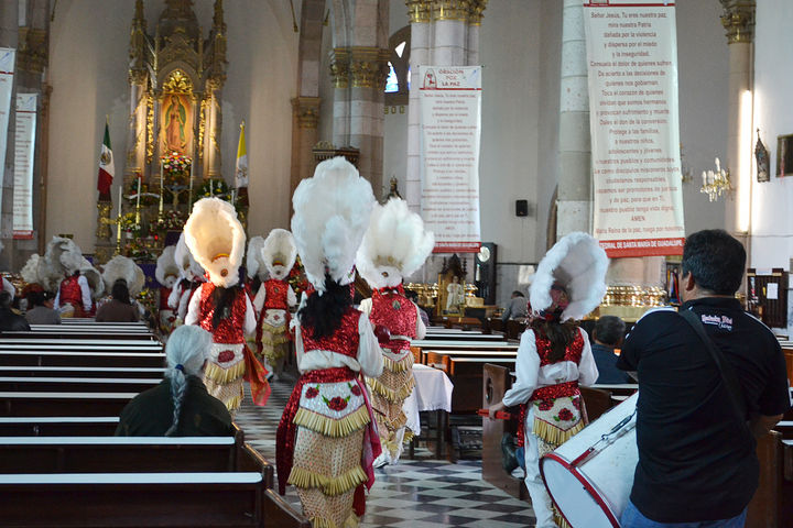 Inicia la tradición. Los danzantes acuden a recibir la bendición ante la Virgen de Guadalupe.