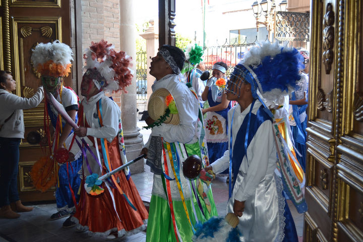 Folclor. Sólo en México los cultos religiosos como las peregrinaciones incluyen este tipo de elementos peculiares, que le dan originalidad, color y ritmo.