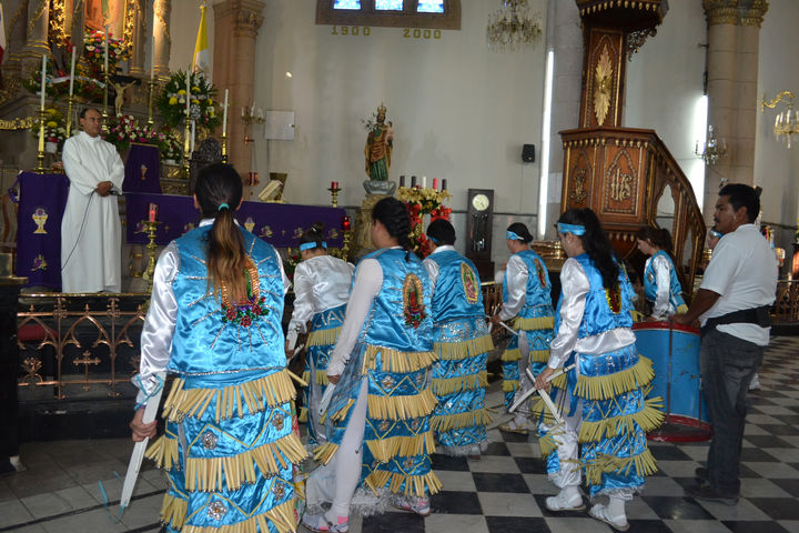 Devoción. Los danzantes realizan sus bailes hasta llegar al santuario como un acto de fe, de brindarse a la Guadalupana y de ofrecer su sacrificio a Dios.