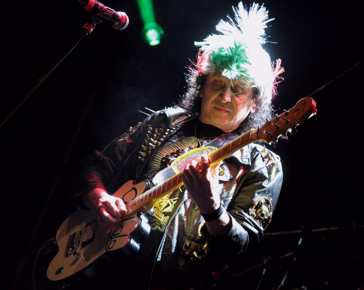 El mexicano Alex Lora, líder y vocalista de El Tri, considerada una de las bandas más importantes de rock urbano nacional, llega este martes a los 62 años de vida. (ARCHIVO)