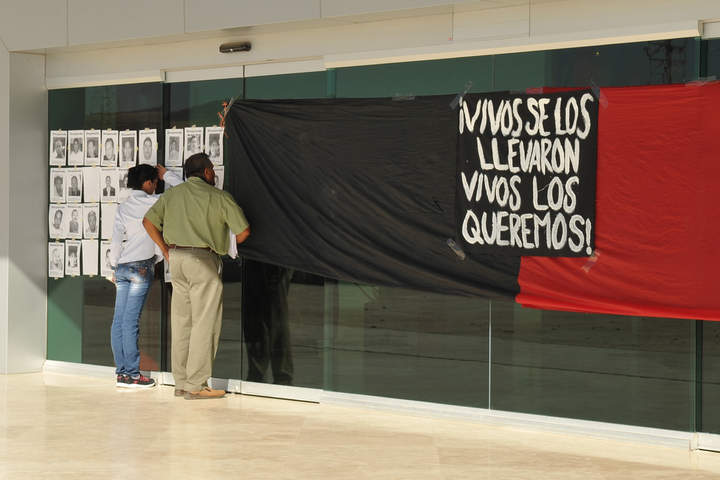 Bloqueo. Una bandera rojinegra fue colocada en la entrada principal de la sede del Ayuntamiento de Torreón.