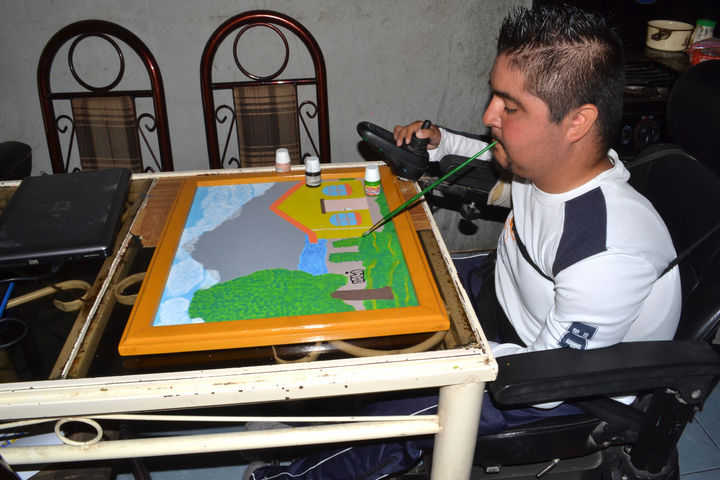 Discapacidad. En el taller de pintura del CRIT Gómez Palacio, Daniel aprendió a pintar sujetando un pincel con su boca.