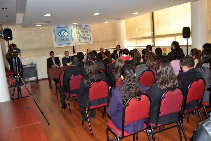 Actividad. Los alumnos de Mercadotecnia y la Universidad La Salle realizaron un panel de problemas socioeconómicos. 