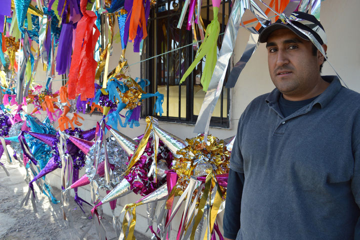 Expectativa. Daniel Martínez espera que las piñatas típicas de estrella sigan siendo parte de las posadas navideñas en La Laguna.