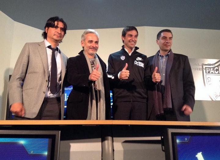 Jesús Martínez presentó a Diego Alonso como nuevo técnico de los Tuzos. (Twitter)
