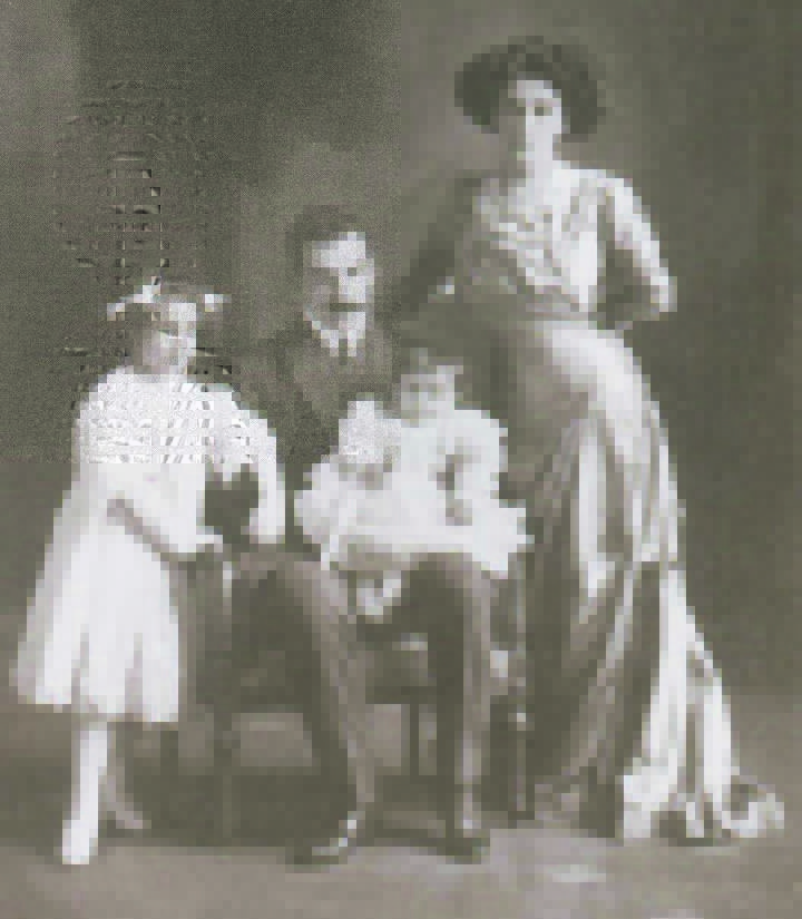 
María Zenaida de Arocena y Ávila, acompañada de su esposo, Francisco de Paula Arocena  y Muñuzuri (primo y esposo ), y sus hijas, Elvira (la mayor) y Rafaela. (Fondo Arocena 1909)
