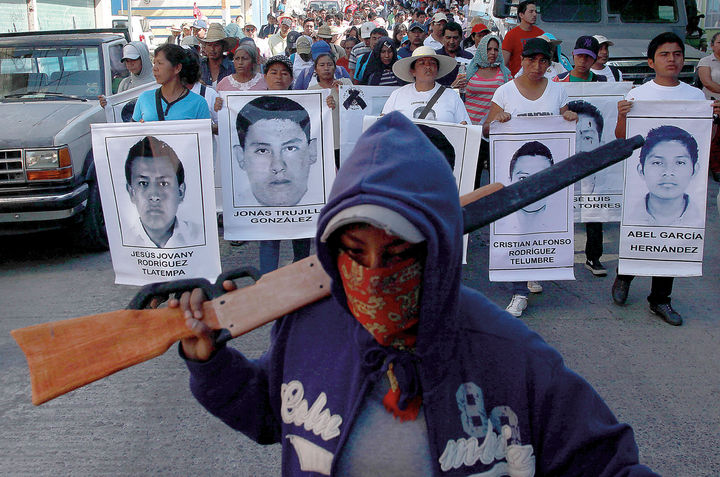 Ingenio. Los rifles de madera son de uso común en las protestas por el caso Ayotzinapa.