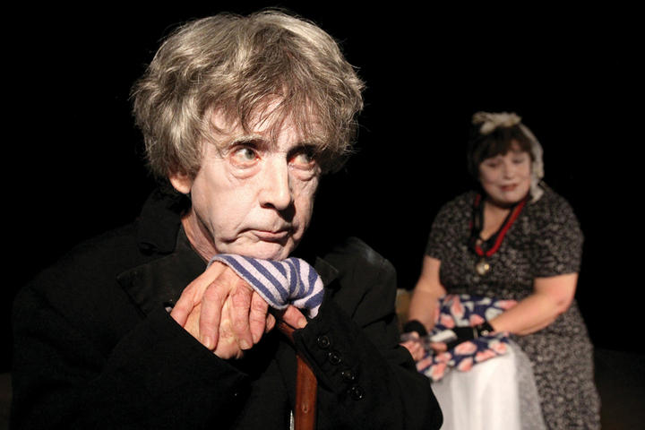 Los actores David Brett y Alison Sandford, de la compañía rumana Atelier Teatro Comunitario, en Las Sillas, obra escrita por Eugène lonesco en 1952. (Cortesía de Atelier Community Theatre)