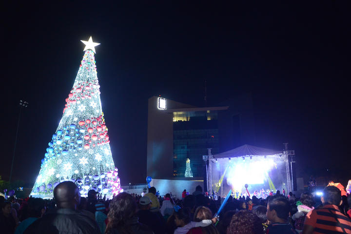 Actualmente hay incluso árboles de Navidad monumentales, como el instalado en la Plaza Mayor de Torreón. (EL SIGLO DE TORREÓN)