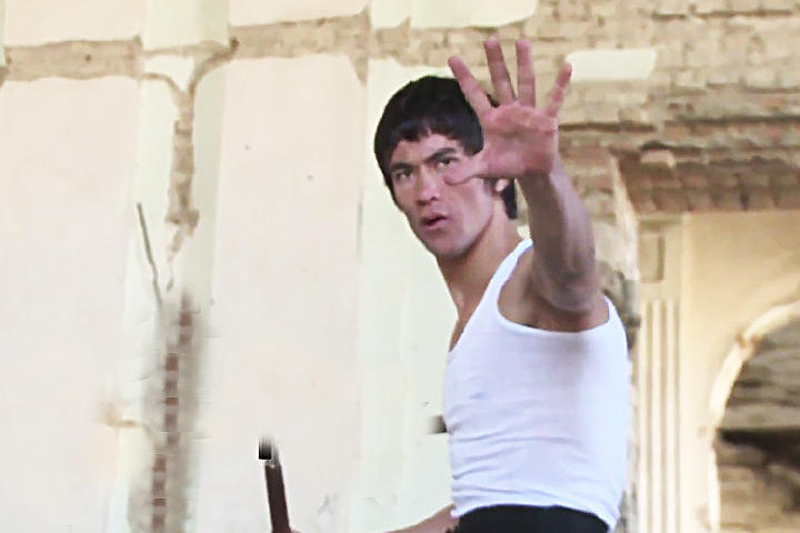 El joven ha cautivado por su parecido a Bruce Lee. (YouTube)