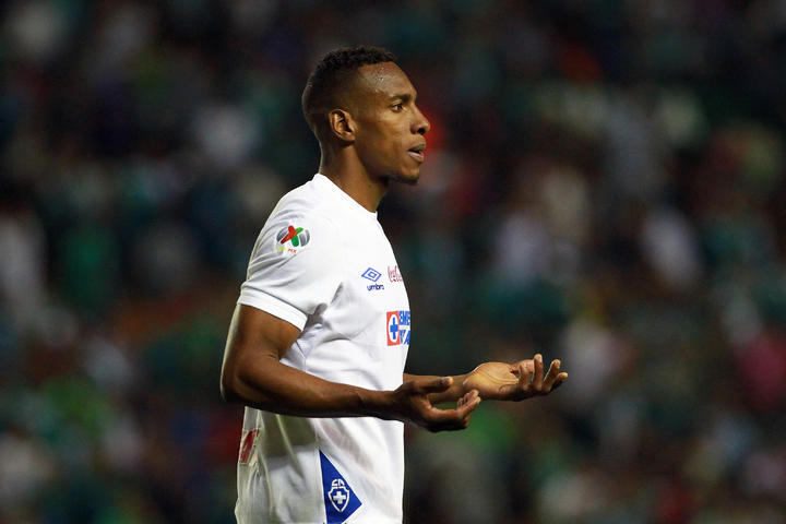 El defensa central colombiano sigue sin recuperarse de la cirugía en la rodilla derecha a la que fue sometido el 20 de junio. (Archivo)