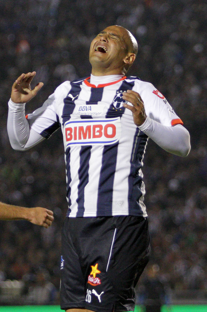 El delantero chileno Humberto Suazo, integrante de la selección de su país en la Copa Mundial de Sudáfrica 2010, confirmó su salida de los Rayados de Monterrey. (Jam Media)