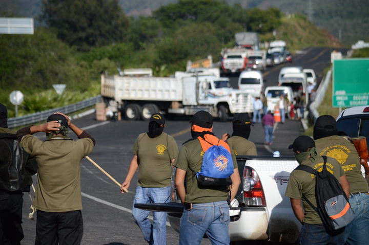 Bloqueo. Cientos piden la presencia de Peña Nieto para atrapar a los cabecillas del crimen organizado en Michoacán.